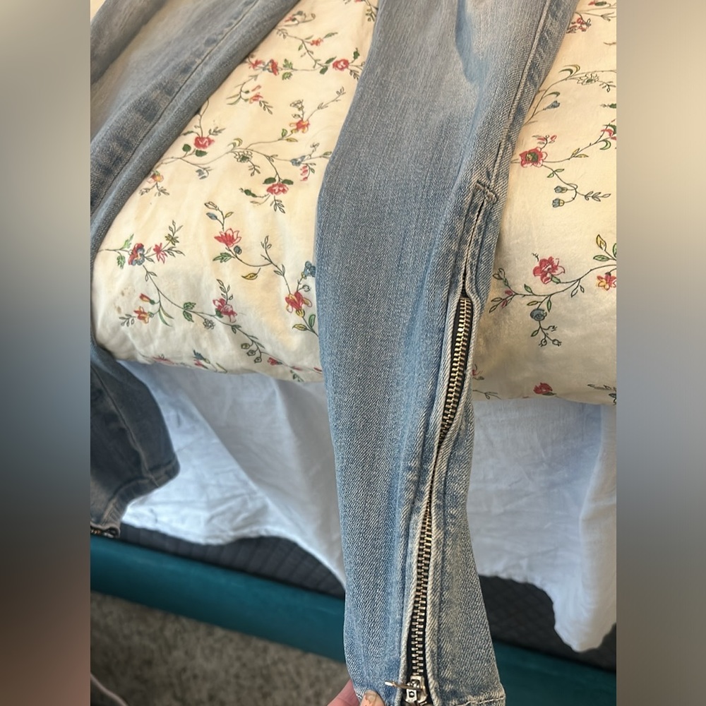 GUESSE Light Wash SKINNY Jeans with Bottom Zippers. - Picture 8 of 9